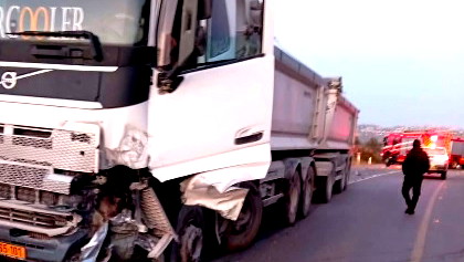 مصرع رجلين وإصابة آخرين إثر حادث طرق بين شاحنة ومركبة على شارع 505