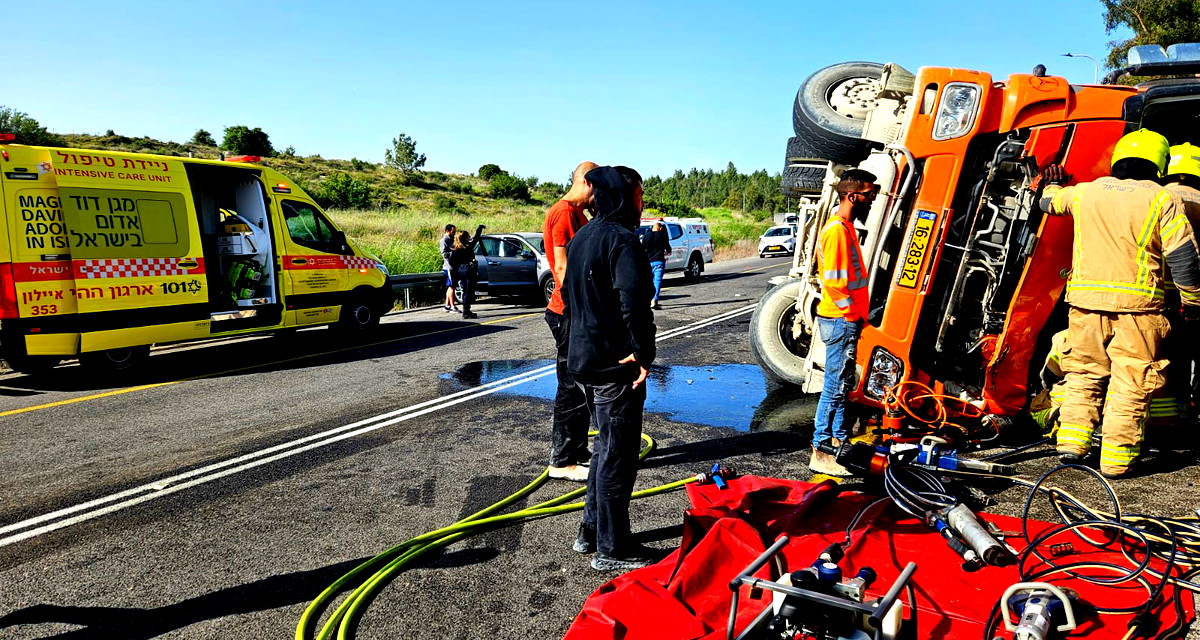 بالتزامن مع صفارات الإنذار.. إصابة 3 أشخاص بينهم شاب بحالة خطيرة إثر انقلاب شاحنة على شارع 3 في المركز