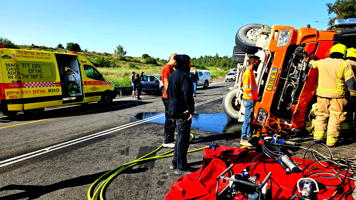 بالتزامن مع صفارات الإنذار.. إصابة 3 أشخاص بينهم شاب بحالة خطيرة إثر انقلاب شاحنة على شارع 3 في المركز