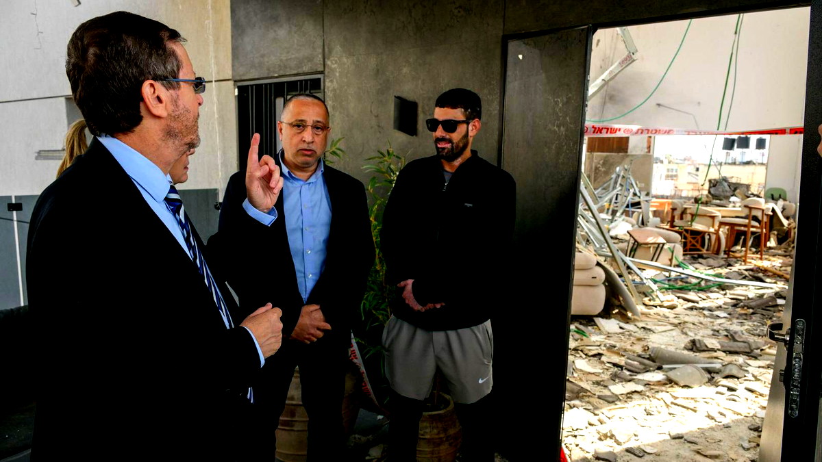 هيرتسوغ  من موقع سقوط صاروخ في كفر قاسم: “الصواريخ لا تفرّق بين أبناء الديانات، وقد أُطلقت لتدمير الجميع"