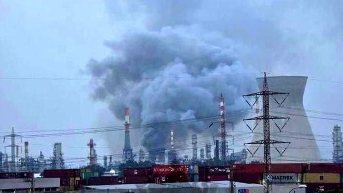 الرقابة العسكرية تسمح بالنشر: تضرر مصافي النفط في حيفا جراء هجوم صاروخي إيراني