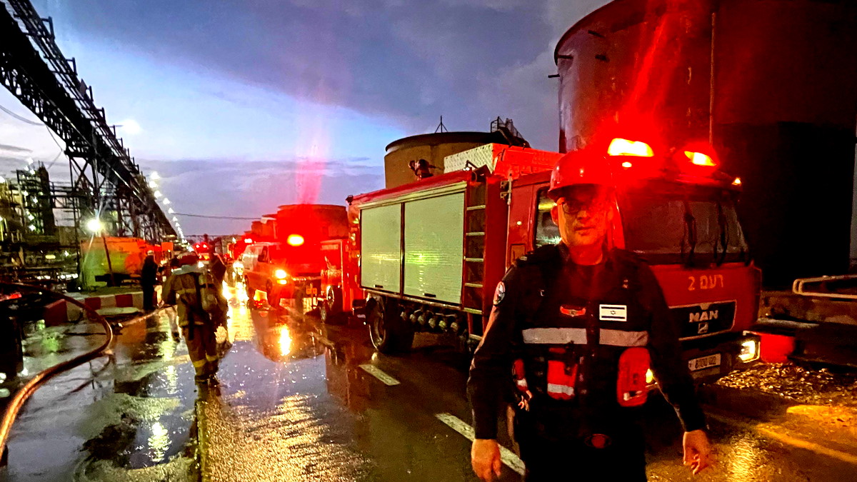 إخماد حريق ضخم في مصافي البترول بحيفا إثر سقوط صواريخ، والجهود مستمرة لتبريد الموقع وتأمين المنطقة