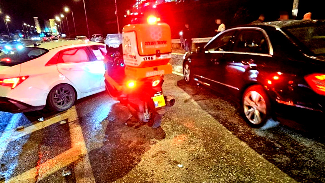 حادث طرق في الناصرة: إصابة شابين بجراح متوسطة إثر تصادم مركبتين في شارع صفورية