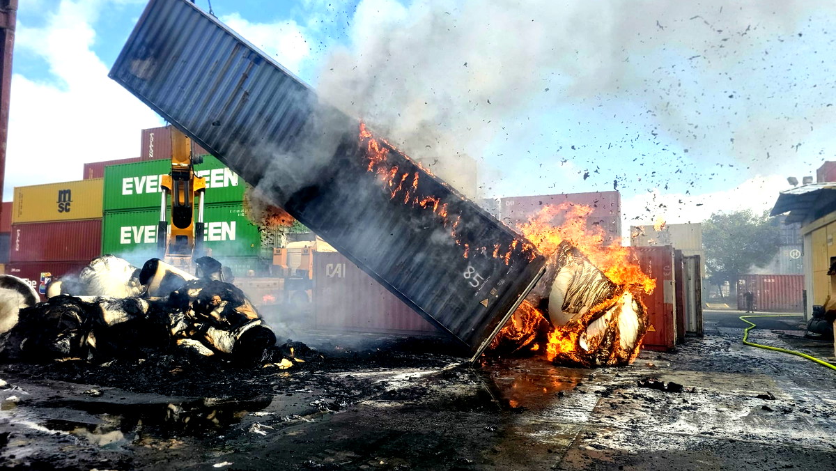 حيفا: اندلاع حريق واسع في ساحة تخزين حاويات إثر سقوط شظايا صاروخية