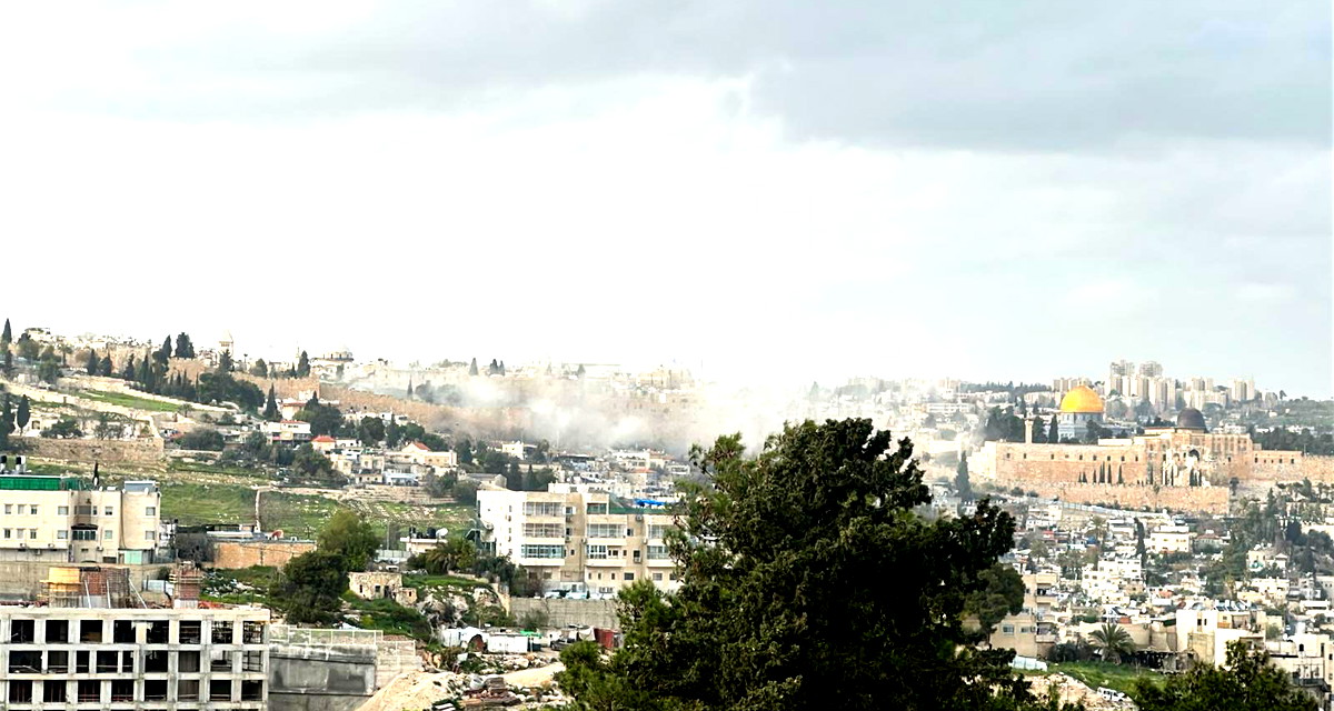 القدس: سقوط شظايا صاروخية في الحي اليهودي بالبلدة القديمة بعد إطلاق رشقة صاروخية من إيران