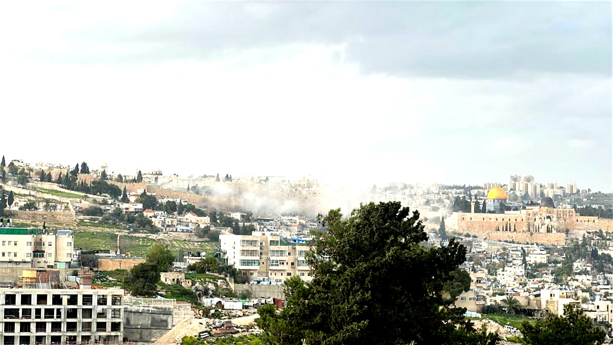 القدس: سقوط شظايا صاروخية في الحي اليهودي بالبلدة القديمة بعد إطلاق رشقة صاروخية من إيران