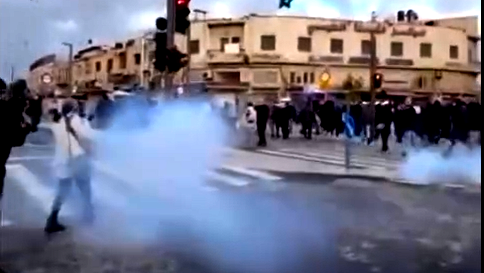 القدس: المصلون يؤدون صلاة العيد في الشوارع بعد اعتداء الشرطة بالقنابل والهروات