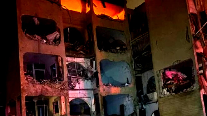 عراد: أكثر من 75 جريحاً بحالة خطيرة ومتوسطة وطفيفة إثر سقوط صاروخ مدمر استهدف مبانٍ سكنية