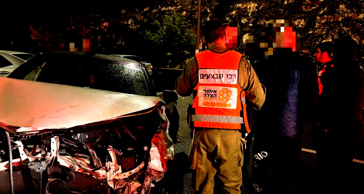 حادث طرق ذاتي على شارع 77: إصابة ثلاثة شبان بجراح متوسطة قرب مفرق "المحارب البدوي"