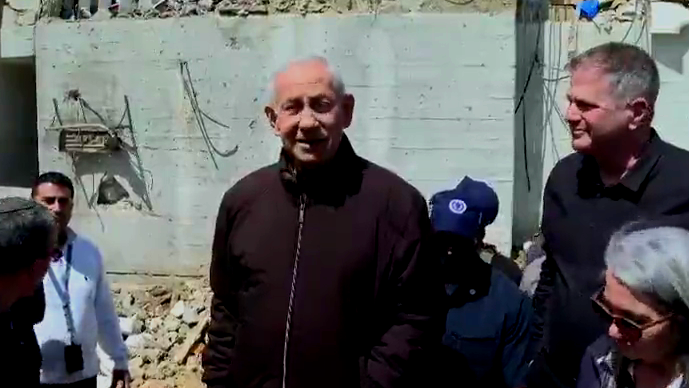 نتنياهو في موقع سقوط الصاروخ بعراد : سننتصر، ونسحق العدو، وما زالت أيدينا ممدودة .