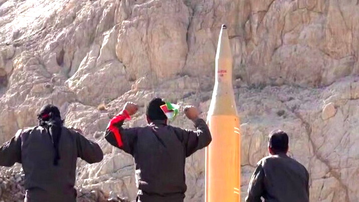 الحرس الثوري الإيراني يعلن استخدام صاروخ مطور في عراد والجيش الإسرائيلي ينفي