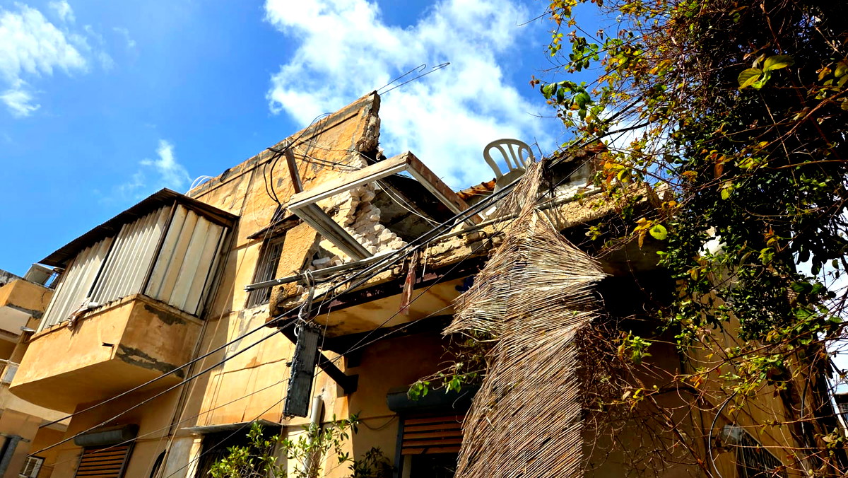 تل ابيب:سقوط شظايا صواريخ على بنايات وشارع رئيسي وأضرار كبيرة وتسجيل اصابات