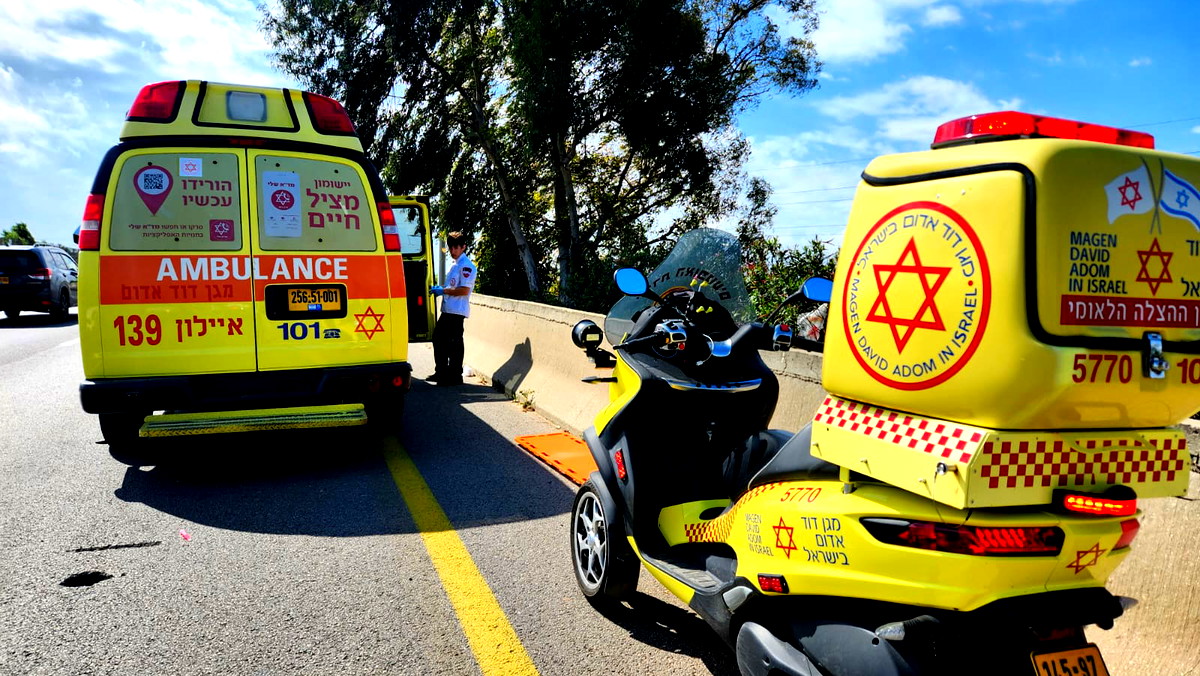 إصابة شاب (30 عامًا) بجروح خطيرة إثر حادث طرق وقع بين عدد من المركبات في مركز البلاد