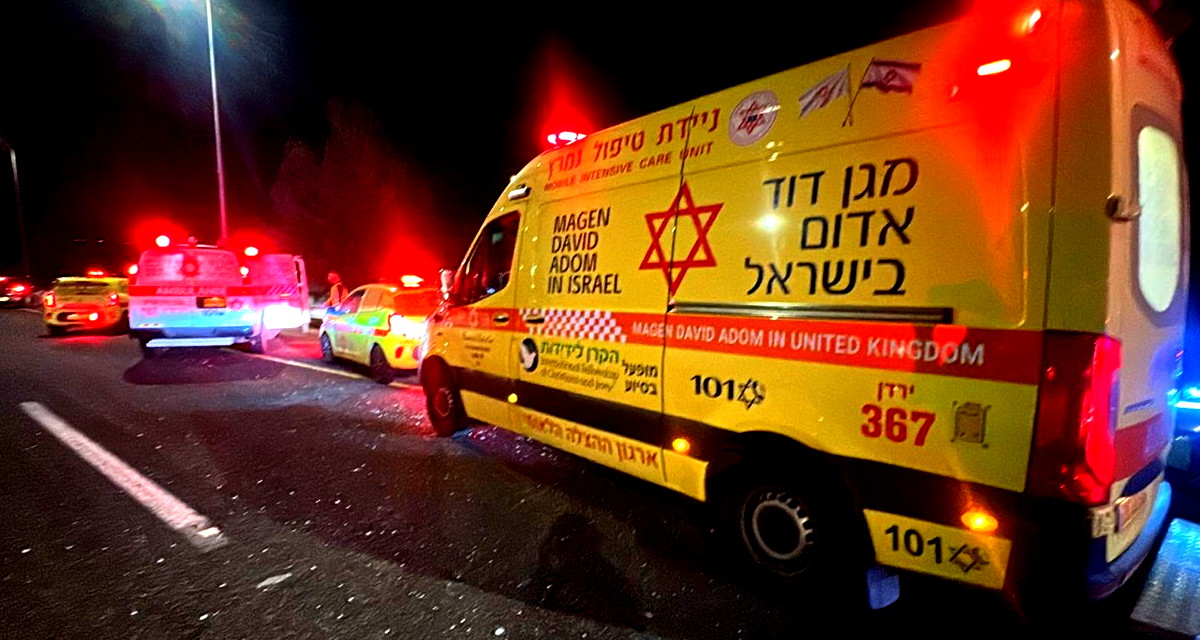 الجليل الأعلى: مقتل امرأة وإصابة شخصين إثر رشقة صاروخية مكثفة وإغلاق شارع 90 