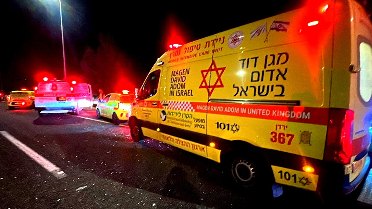 الجليل الأعلى: مقتل امرأة وإصابة شخصين إثر رشقة صاروخية مكثفة وإغلاق شارع 90