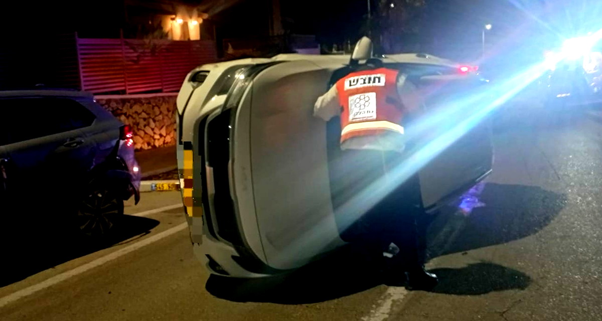 حادث طرق في نوف هجليل: إصابة سائقة بجراح متوسطة إثر اصطدام مركبتها وانقلابها 