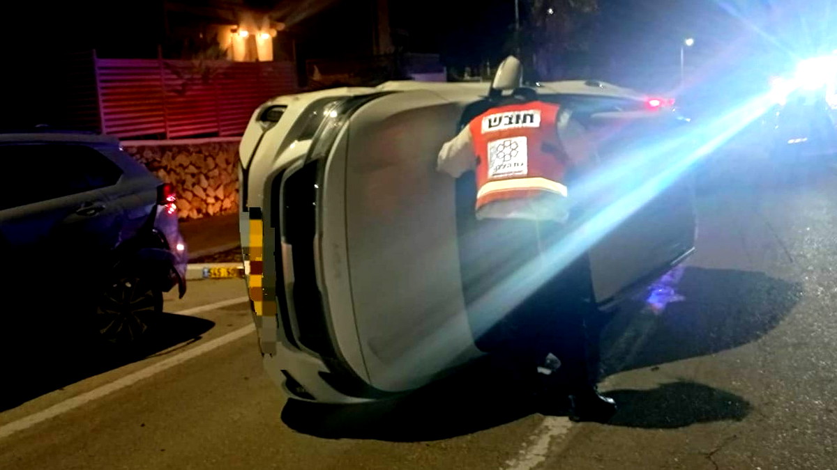 حادث طرق في نوف هجليل: إصابة سائقة بجراح متوسطة إثر اصطدام مركبتها وانقلابها