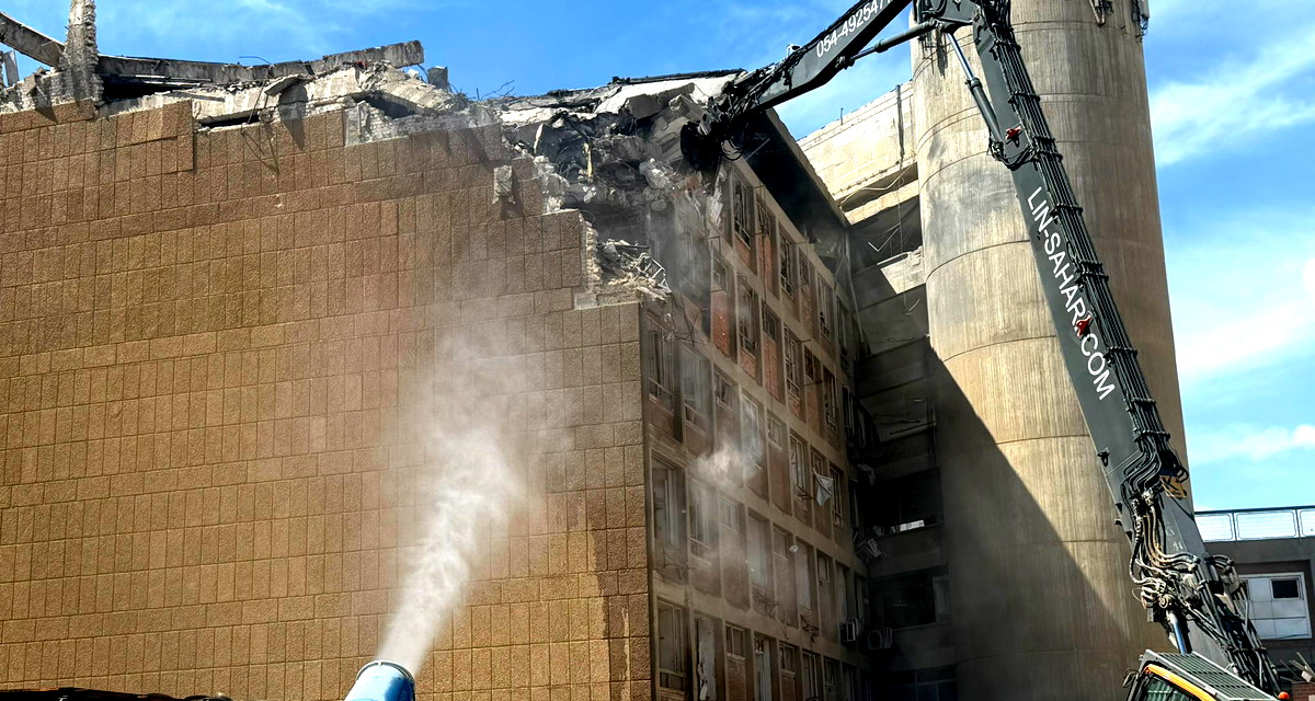 هدم مبنى الجراحة في مستشفى سوروكا، الذي استُهدف بصاروخ إيراني العام الماضي