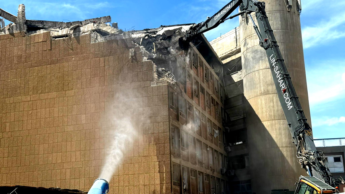 هدم مبنى الجراحة في مستشفى سوروكا، الذي استُهدف بصاروخ إيراني العام الماضي