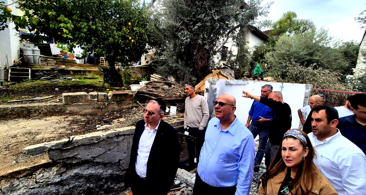 المدير العام لوزارة الداخلية ورئيس مفعال هبايس يزوران حتسور والزرازير عقب الأضرار التي لحقت بهما (ع.ع)