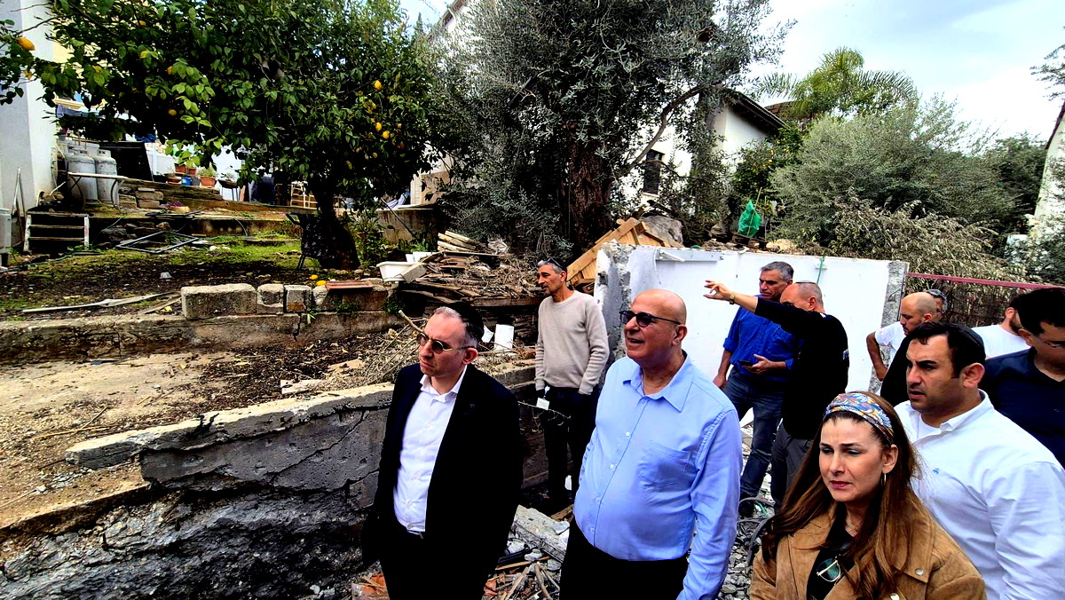 المدير العام لوزارة الداخلية ورئيس مفعال هبايس يزوران حتسور والزرازير عقب الأضرار التي لحقت بهما