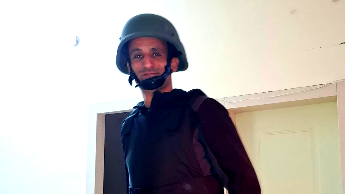 التأهيل الذي لم يتوقف تحت صفارات الإنذار: أخصائي العلاج الطبيعي في وحدة الاستشفاء المنزلي "شاكيد" في كلاليت يواصل علاج مرضاه حتى في درج البناية