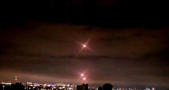 اعتراض 6 صواريخ أُطلقت من لبنان باتجاه منطقة المركز دون وقوع إصابات