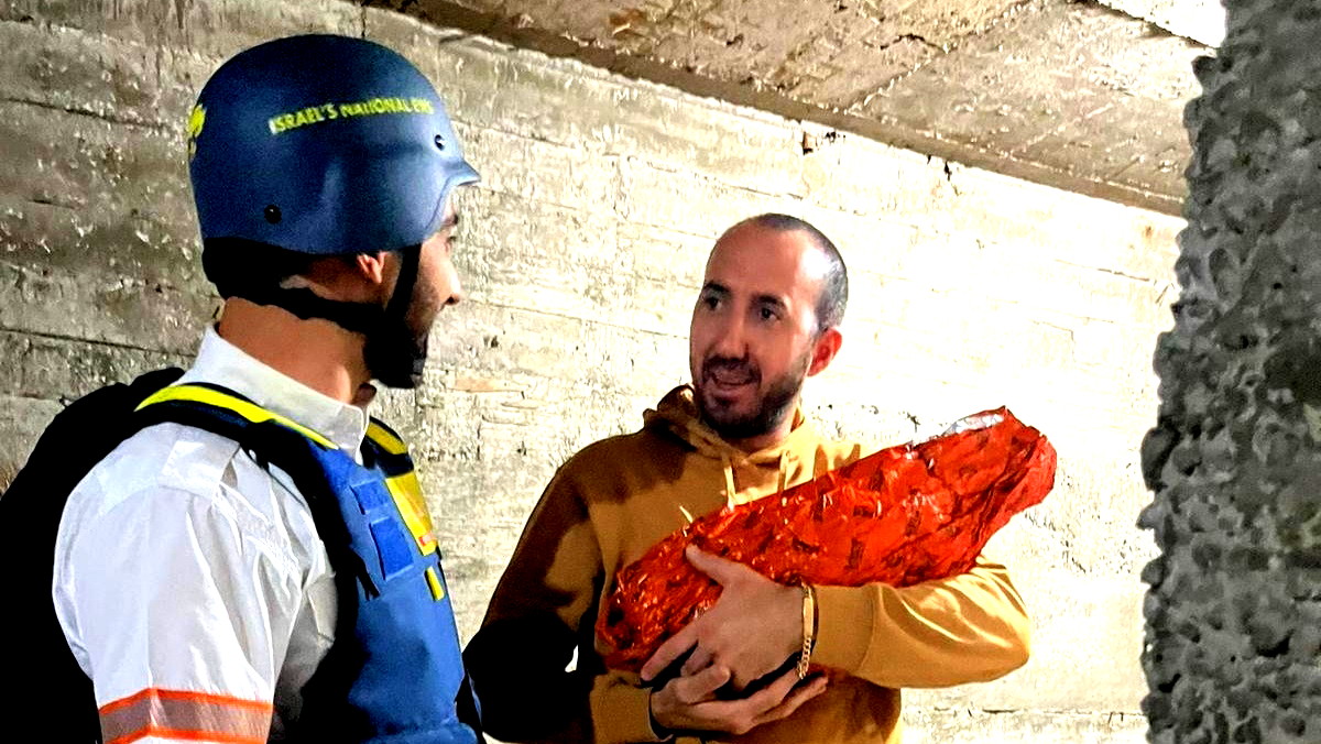 إمرأة تضع مولودها في البيت تحت صفارات الإنذار في تل أبيب