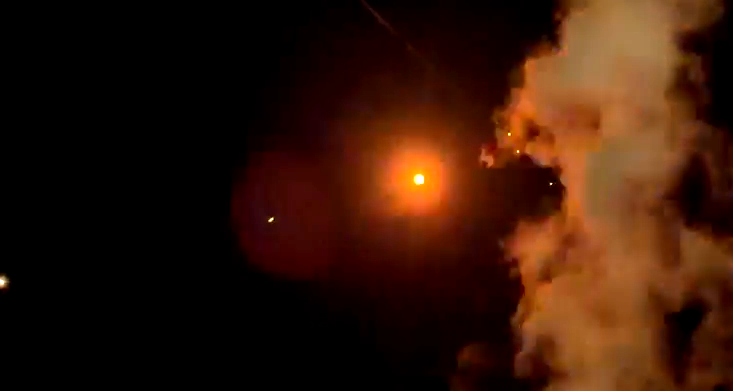 إطلاق عشرات الصواريخ باتجاه حيفا وعكا والجليل وأضرار مادية دون إصابات