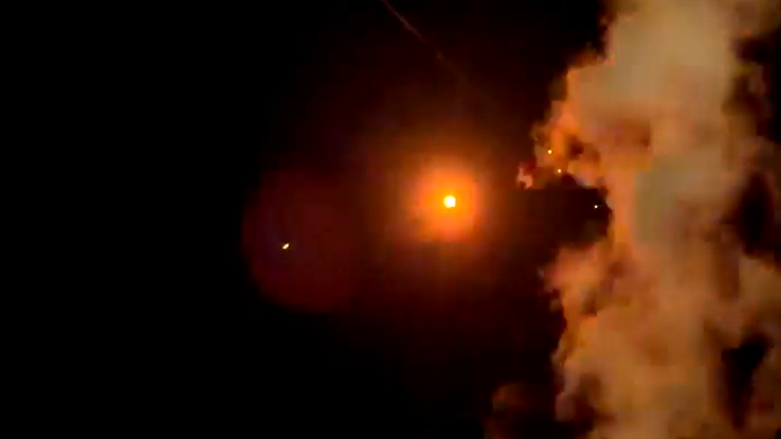 إطلاق عشرات الصواريخ باتجاه حيفا وعكا والجليل وأضرار مادية دون إصابات