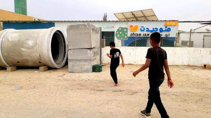 مركز مناهضة العنصرية: نصب الملاجئ في القرى العربية في النقب خطوة مهمة لكنها لا تكفي