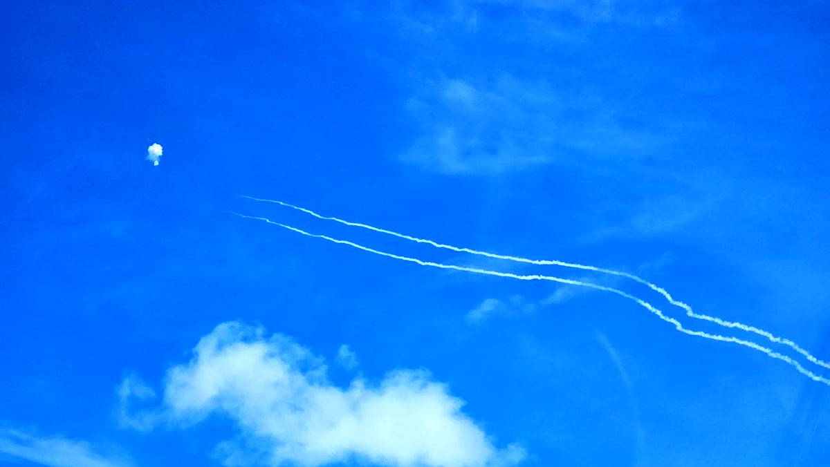 صافرات الإنذار تدوي في أنحاء إسرائيل ورشقات صاروخية متواصلة من إيران وحزب الله