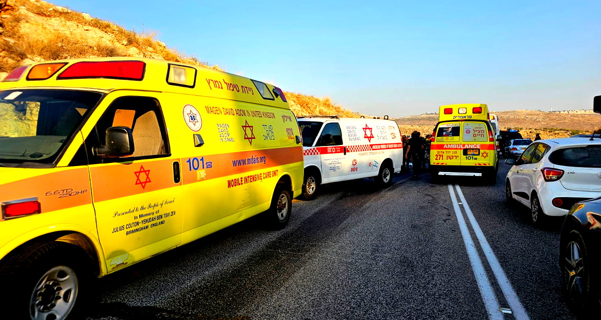 إصابة شاب بجراح خطيرة إثر انزلاق دراجة نارية على شارع 431 في المركز