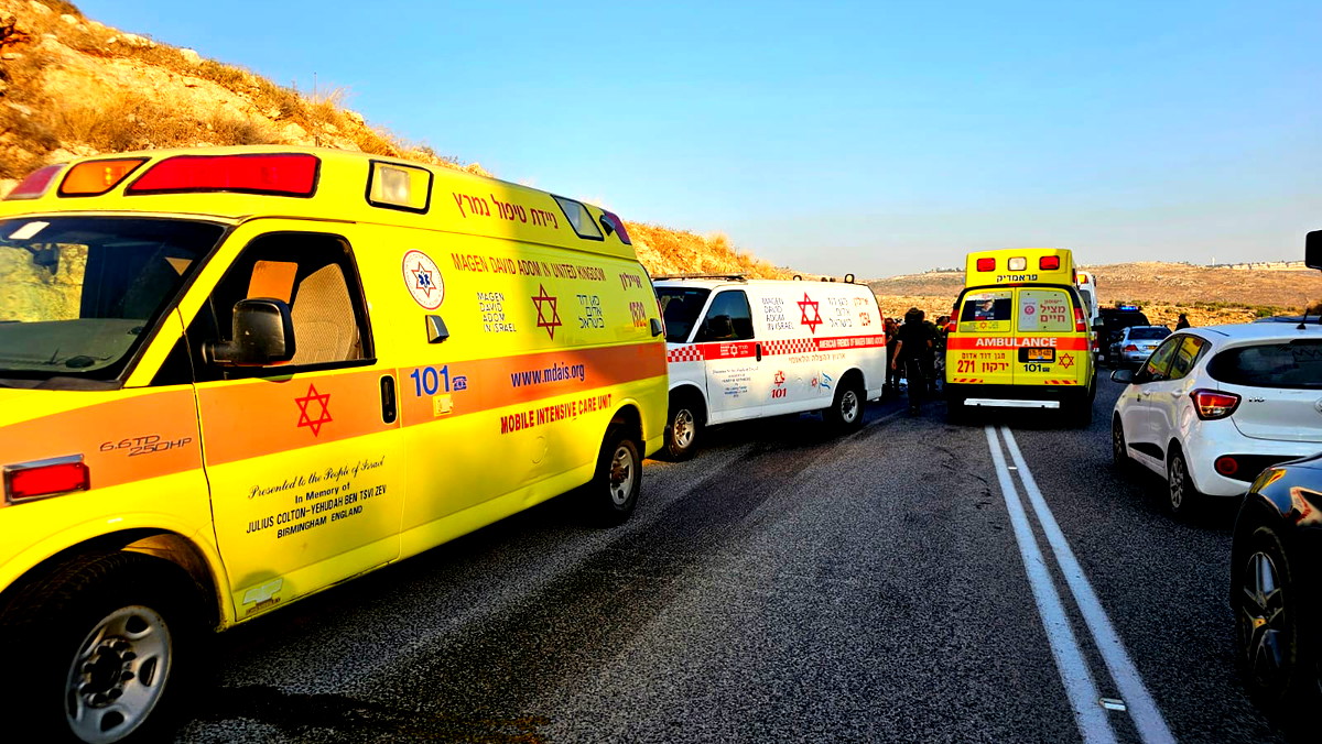 إصابة شاب بجراح خطيرة إثر انزلاق دراجة نارية على شارع 431 في المركز