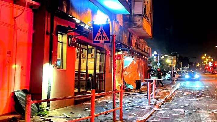 قتيل و4 جرحى إثر سقوط صواريخ إيرانية في تل أبيب والنقب