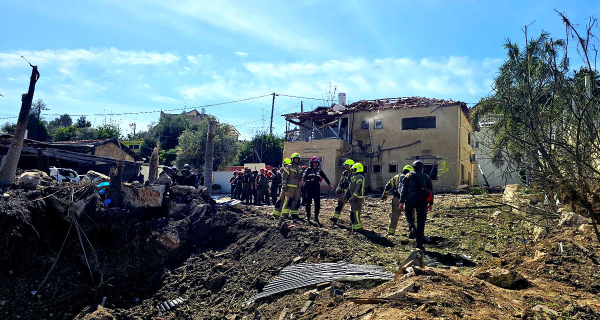 إنذارات متكررة إثر إطلاق صواريخ من إيران.. سقوط شظايا في النقب وأضرار لمنازل في بيت شيمش