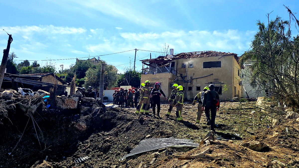 إنذارات متكررة إثر إطلاق صواريخ من إيران.. سقوط شظايا في النقب وأضرار لمنازل في بيت شيمش