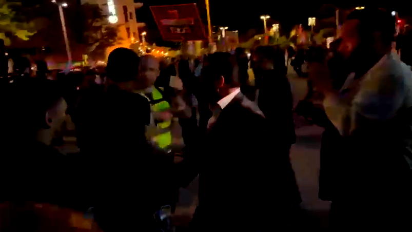 الجبهة والحزب الشيوعي يستنكران الاعتداء على مظاهرة تل أبيب ضد الحرب وتحيي المتظاهرين