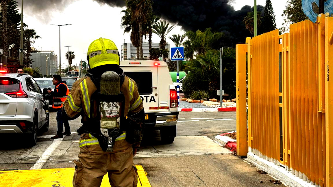 الجبهة الداخلية:مخاوف من انتشار مواد خطرة بعد استهداف مصنع كيماويات في رمات حوفاف جنوبي البلاد