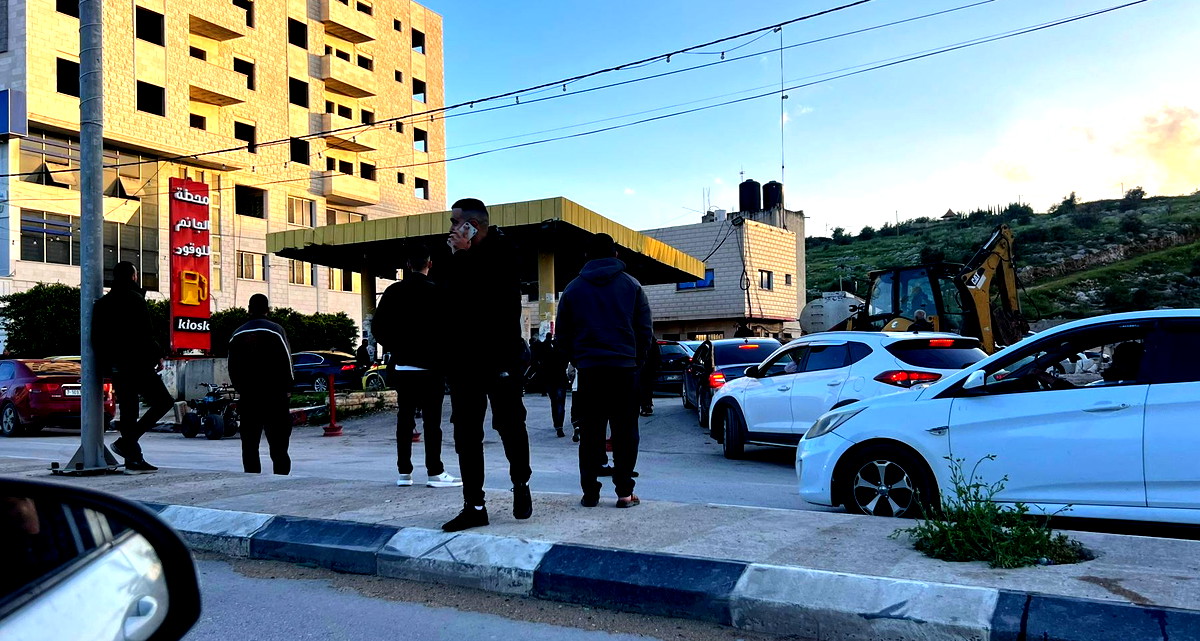 أزمة وقود حادة في الضفة الغربية وإغلاق عشرات المحطات