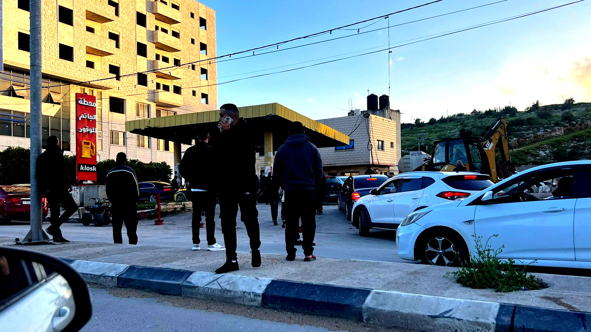 أزمة وقود حادة في الضفة الغربية وإغلاق عشرات المحطات