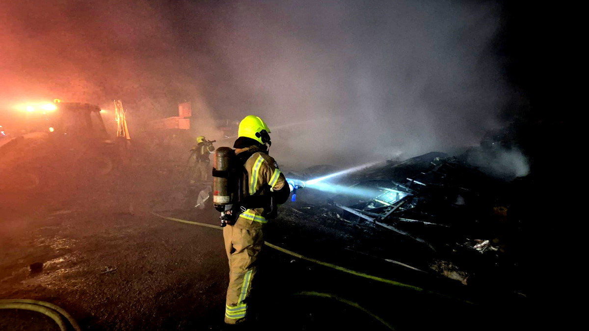 شقيب السلام: حريق هائل في عدد من المحلات التجارية دون إصابات