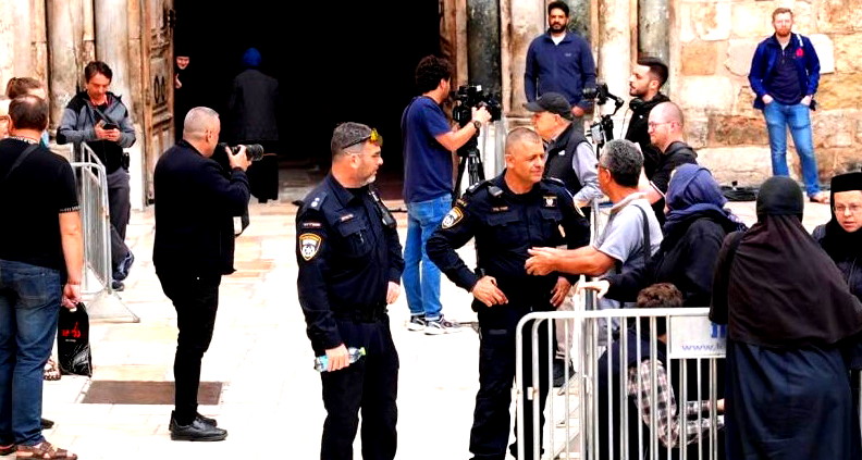 القدس: الشرطة تتراجع وتصادق على "مسار صلاة" في كنيسة القيامة بعد منع البطريرك اللاتيني