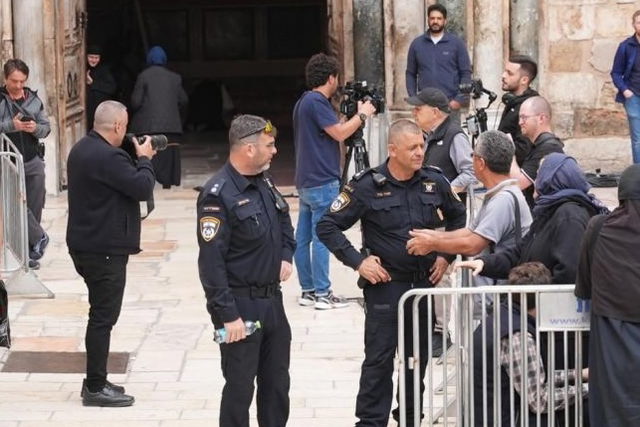 القدس: الشرطة تتراجع وتصادق على "مسار صلاة" في كنيسة القيامة بعد منع البطريرك اللاتيني