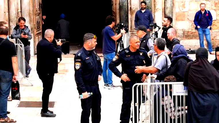 القدس: الشرطة تتراجع وتصادق على "مسار صلاة" في كنيسة القيامة بعد منع البطريرك اللاتيني