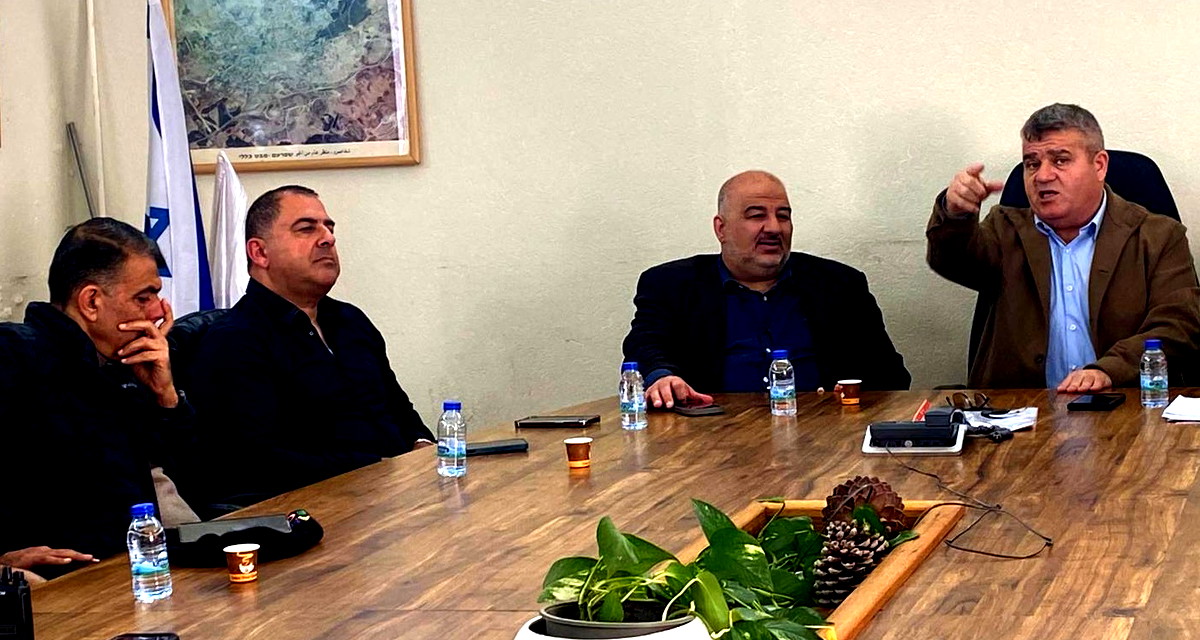 وفد الموحدة في زيارة تضامنية لبلدية شفاعمرو في أعقاب تعرّض المدينة لإصابات صاروخية 