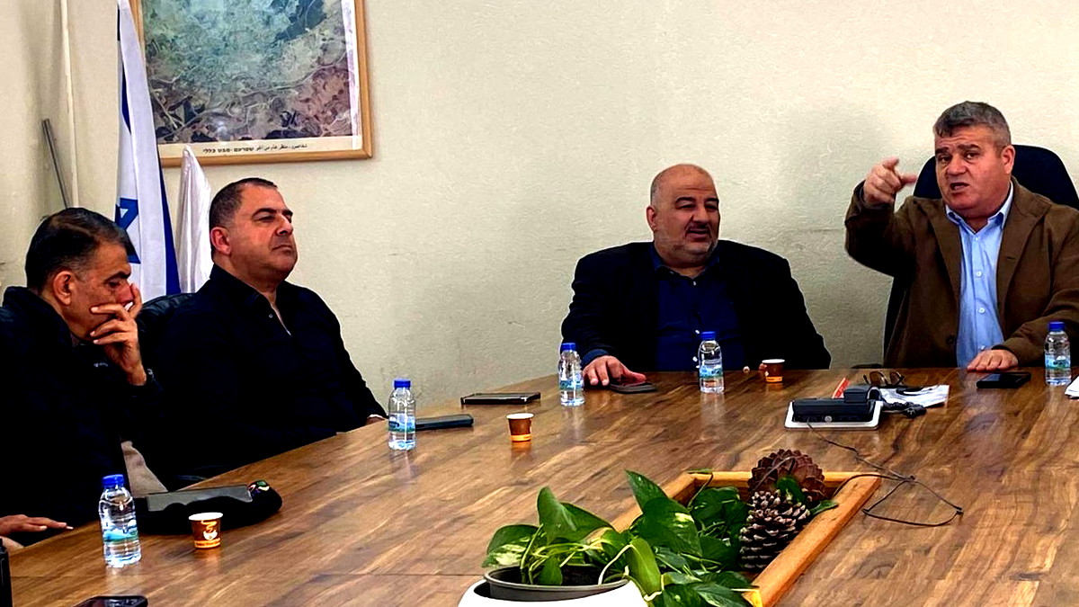 وفد الموحدة في زيارة تضامنية لبلدية شفاعمرو في أعقاب تعرّض المدينة لإصابات صاروخية