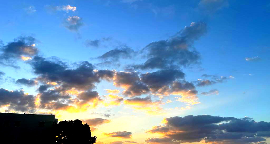 حالة الطقس: أجواء غائمة جزئيًا ومغبرة.. يطرأ ارتفاع على درجات الحرارة