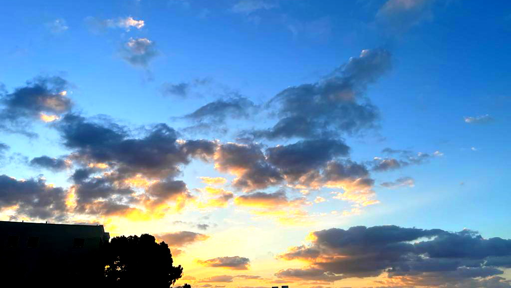 حالة الطقس: أجواء غائمة جزئيًا ومغبرة.. يطرأ ارتفاع على درجات الحرارة