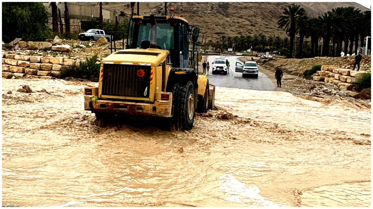 إغلاق شارع 90 من منطقة فنادق البحر الميت حتى عين جدي في الجنوب بسبب الفيضانات والسيول